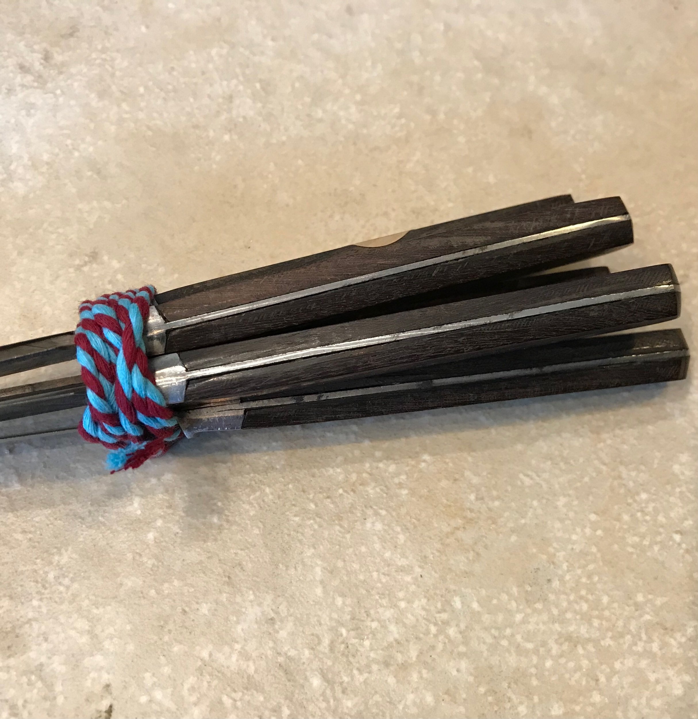 Série de 5 couteaux avec manche en bois et acier de chez Decré Frères Nantes De My Byzance