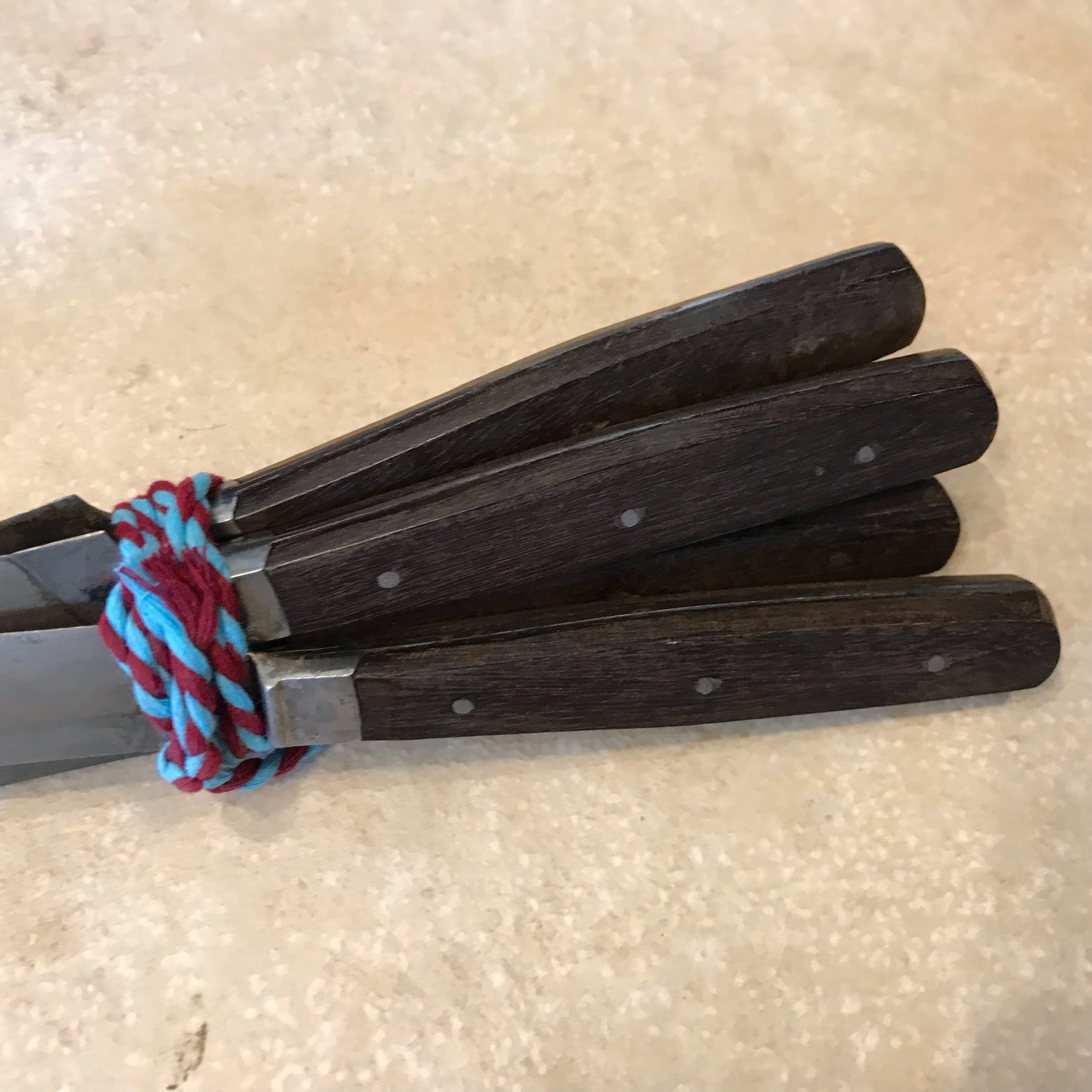 Série de 5 couteaux avec manche en bois et acier de chez Decré Frères Nantes De My Byzance