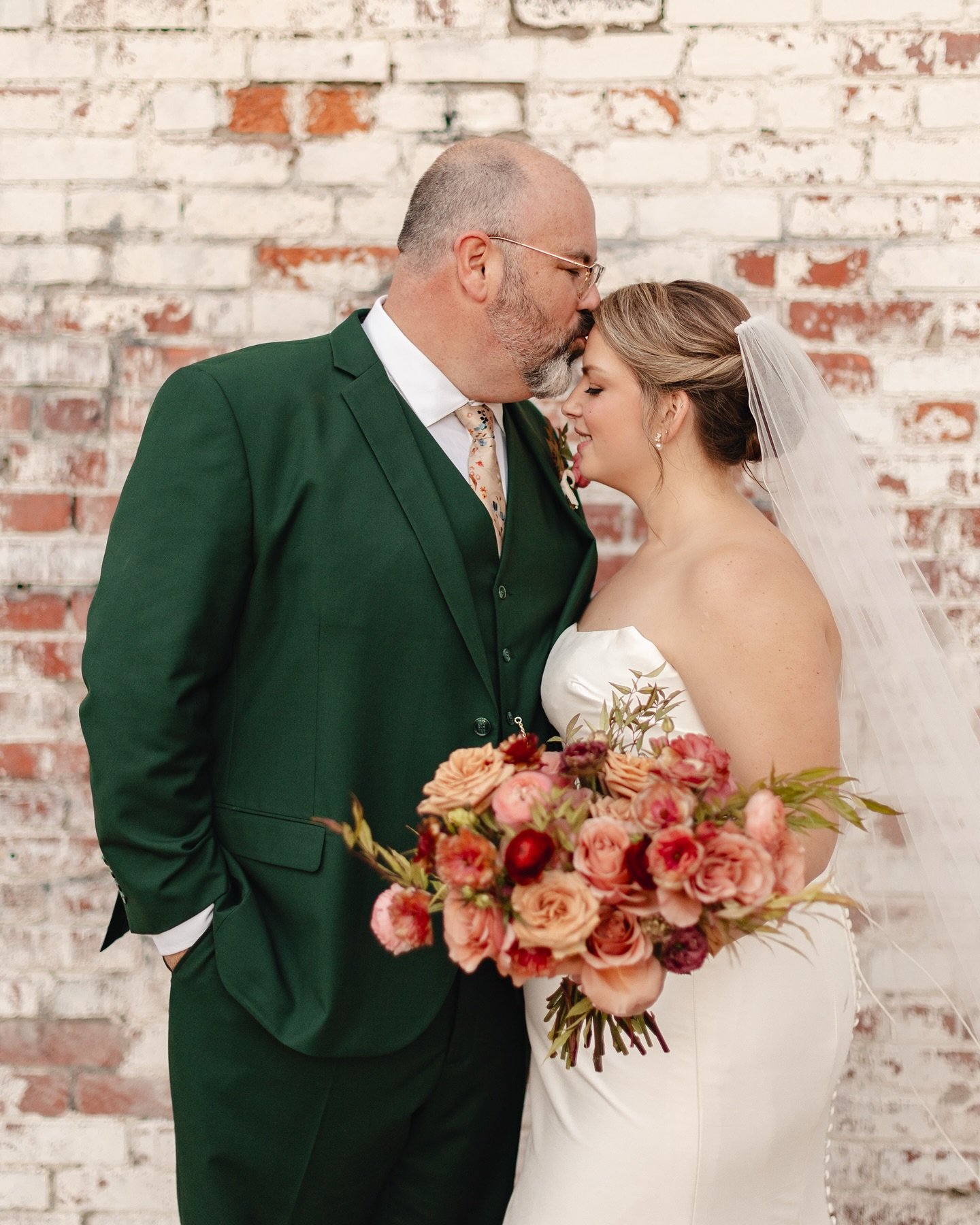 A bouquet full of warmth, romance, and intention every bloom chosen to reflect their love story. These rich tones paired perfectly with their quiet, heartfelt moment.

💐: @jamiefairmanfloraldesign