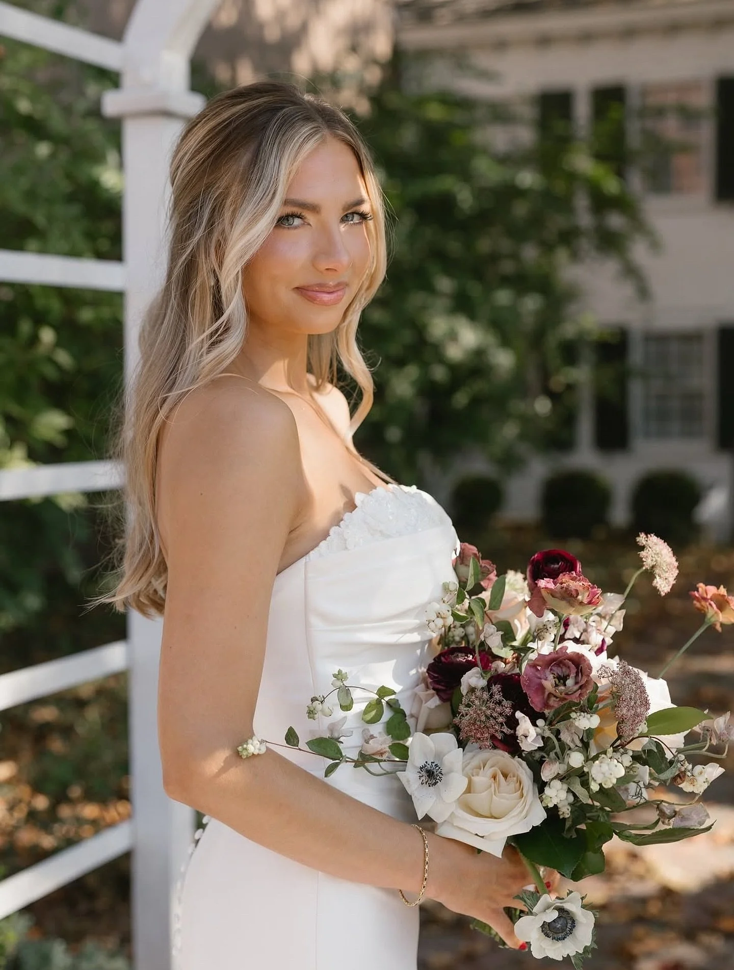 There&rsquo;s a quiet elegance to Bailey that made her wedding day unforgettable. She thoughtfully blended vintage finds and antique details from @secondhousestyle into her design, creating a celebration that felt personal and full of meaning.
Her bo