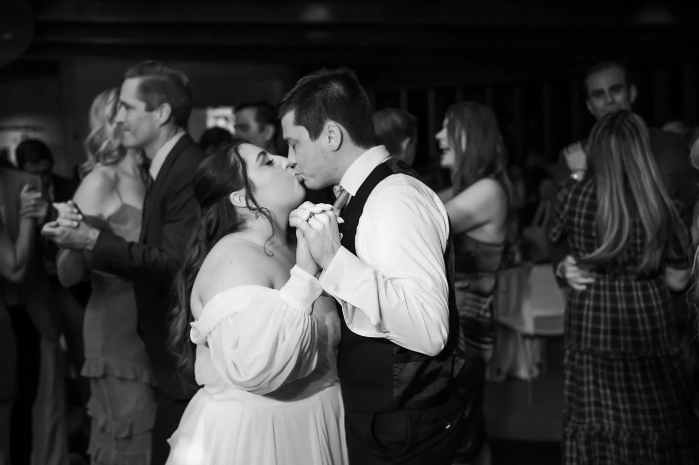 One thing couples don&rsquo;t realize when they start wedding planning&hellip;

You&rsquo;re not coordinating 4 or 5 vendors.

Most weddings actually involve 12&ndash;18 different vendors working together.

Florals.
Photography.
Music.
Hair and makeu