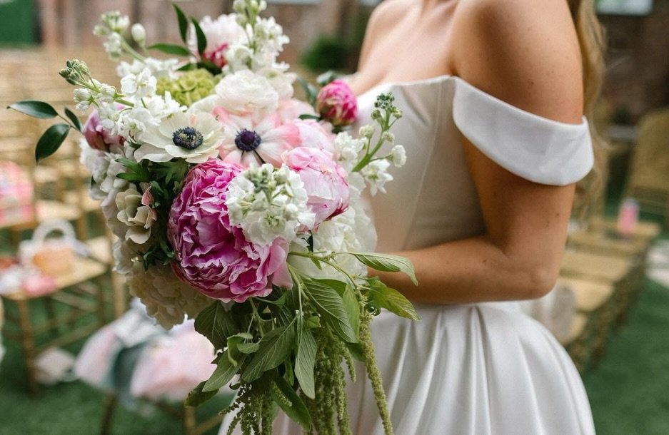give it up for the bridal bouquets 👏🏾

small detail. major impact.

#weddingmanagement 
#weddingplanner 
#weddingdetails 
#louisvilleweddingplanner 
#bridalbouquet