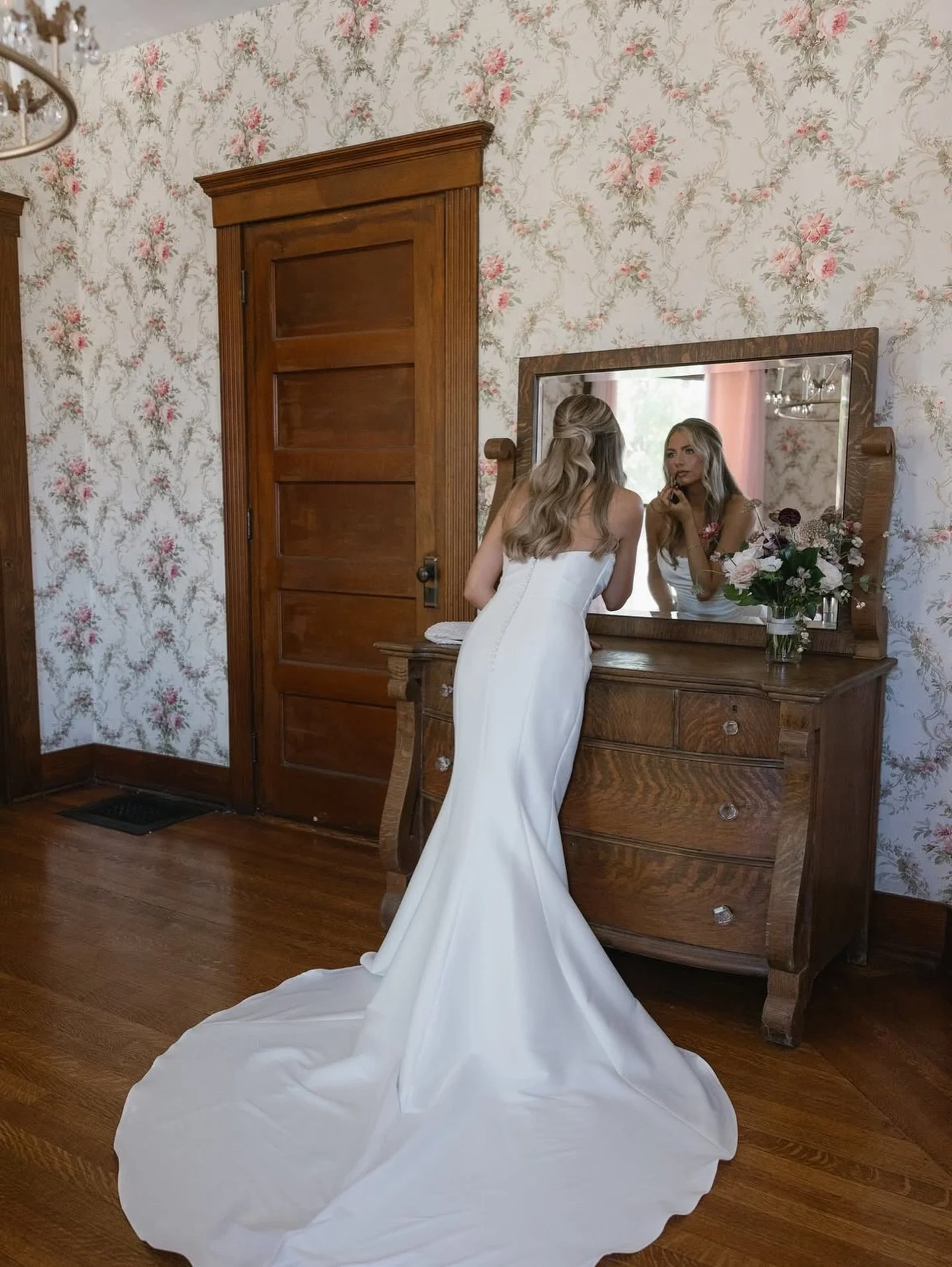 The quiet moment before forever. 🤍

📸: @sydneylaurenphotography 

#wedding #bride #weddingcoordinator #bridal #vintage