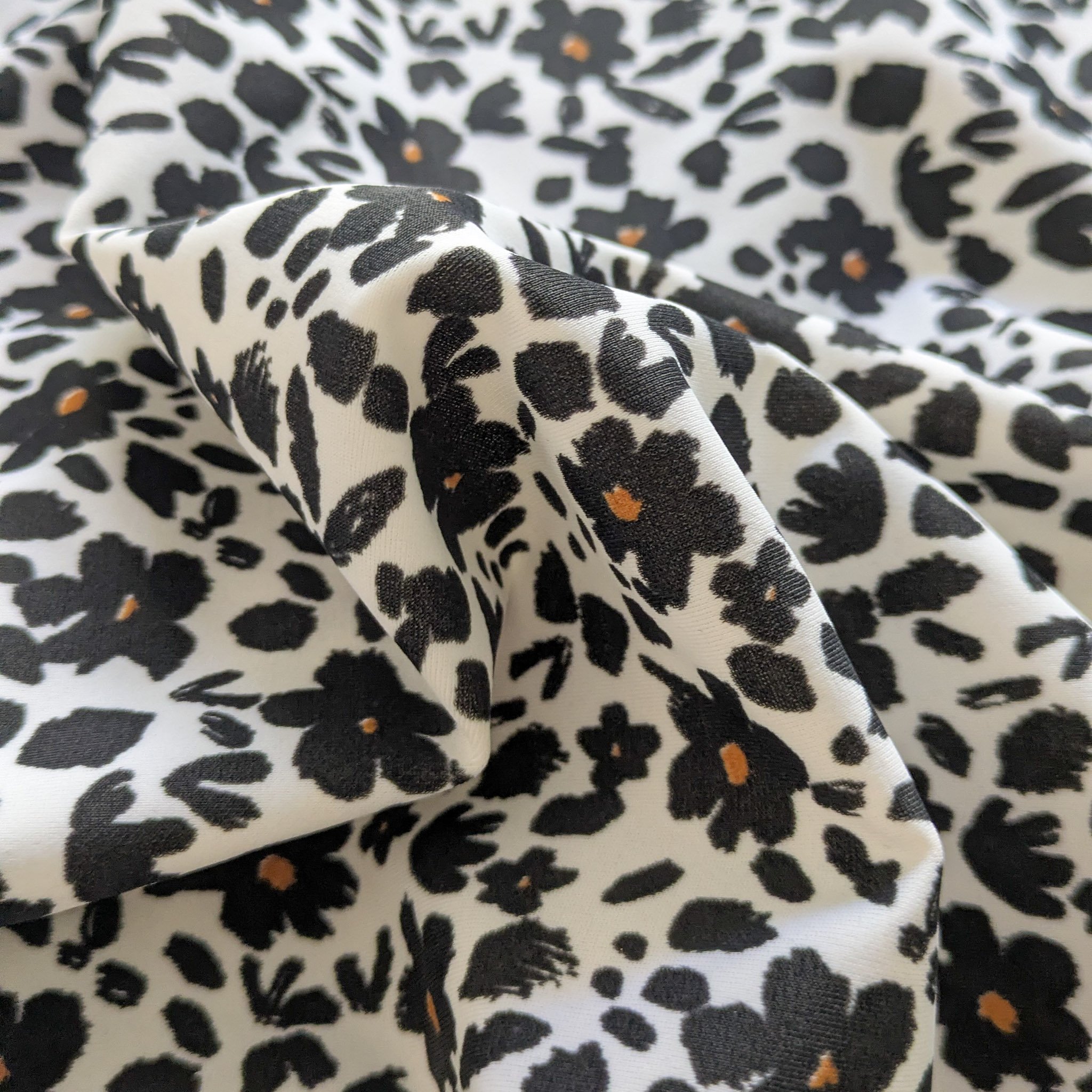 TISSU MAILLOT — Imprimé fleuri noir/blanc/caramel