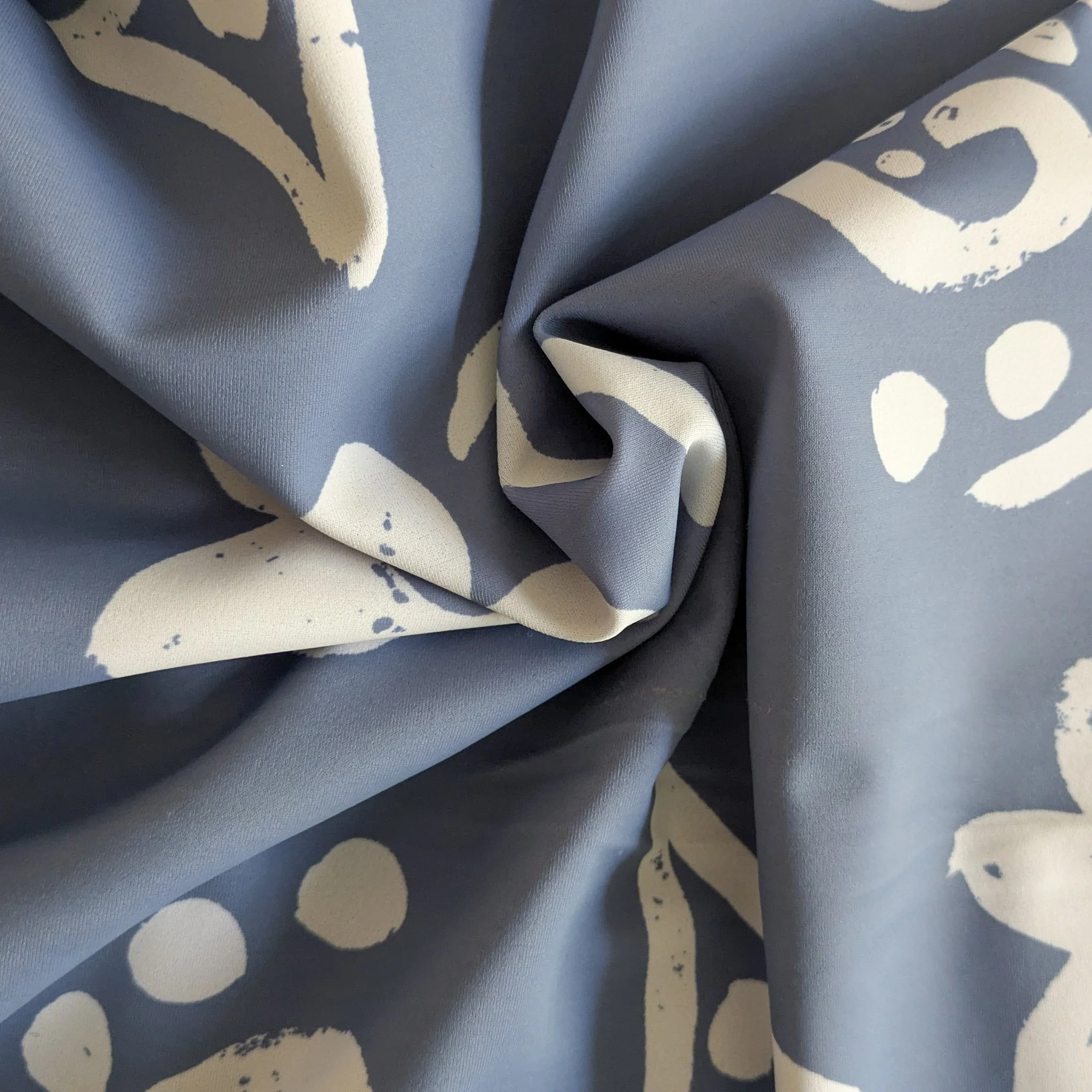 TISSU MAILLOT — Imprimé abstrait bleu ardoise / écru