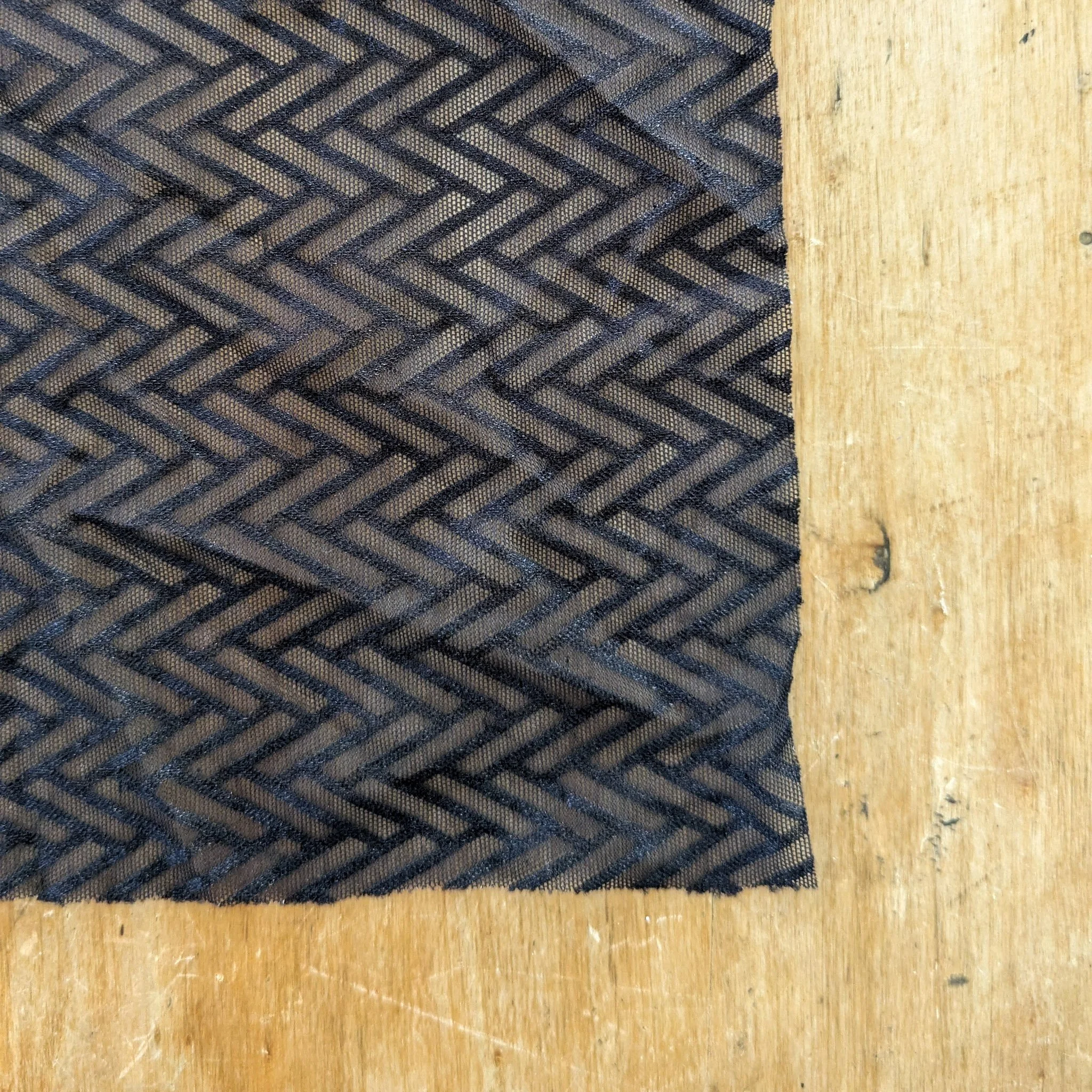TULLE-NOIR-GEOMETRIQUE (1).jpg