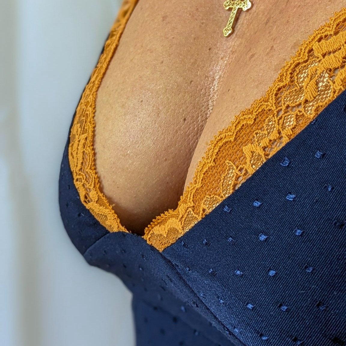 details-dentelle-bonnets-debardeur-raoul.jpg