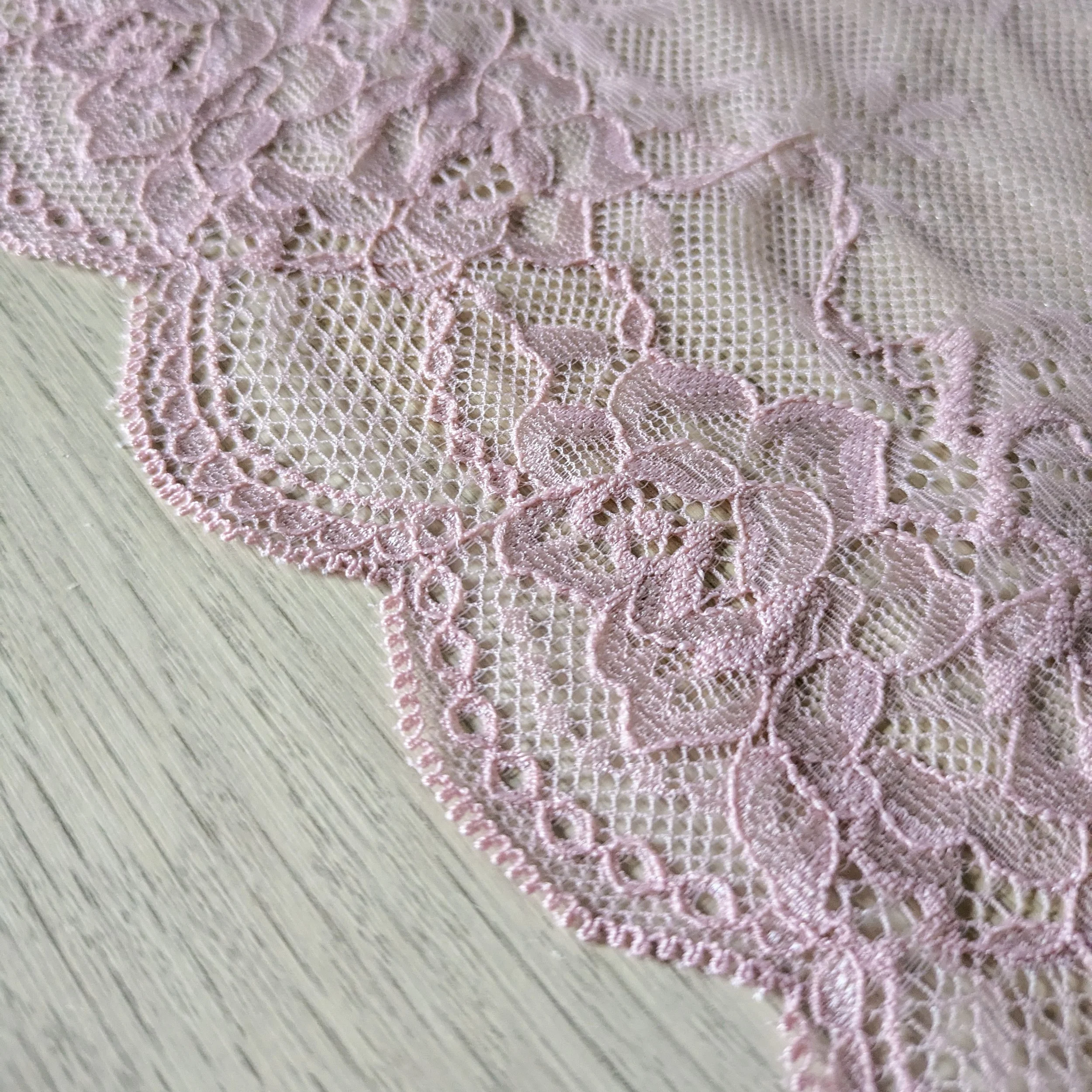 Dentelle rose dragée