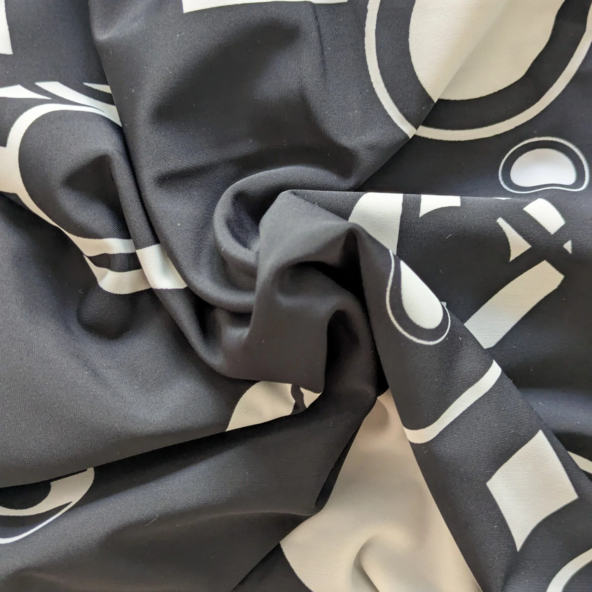 TISSU MAILLOT — Imprimé géométrique noir & écru