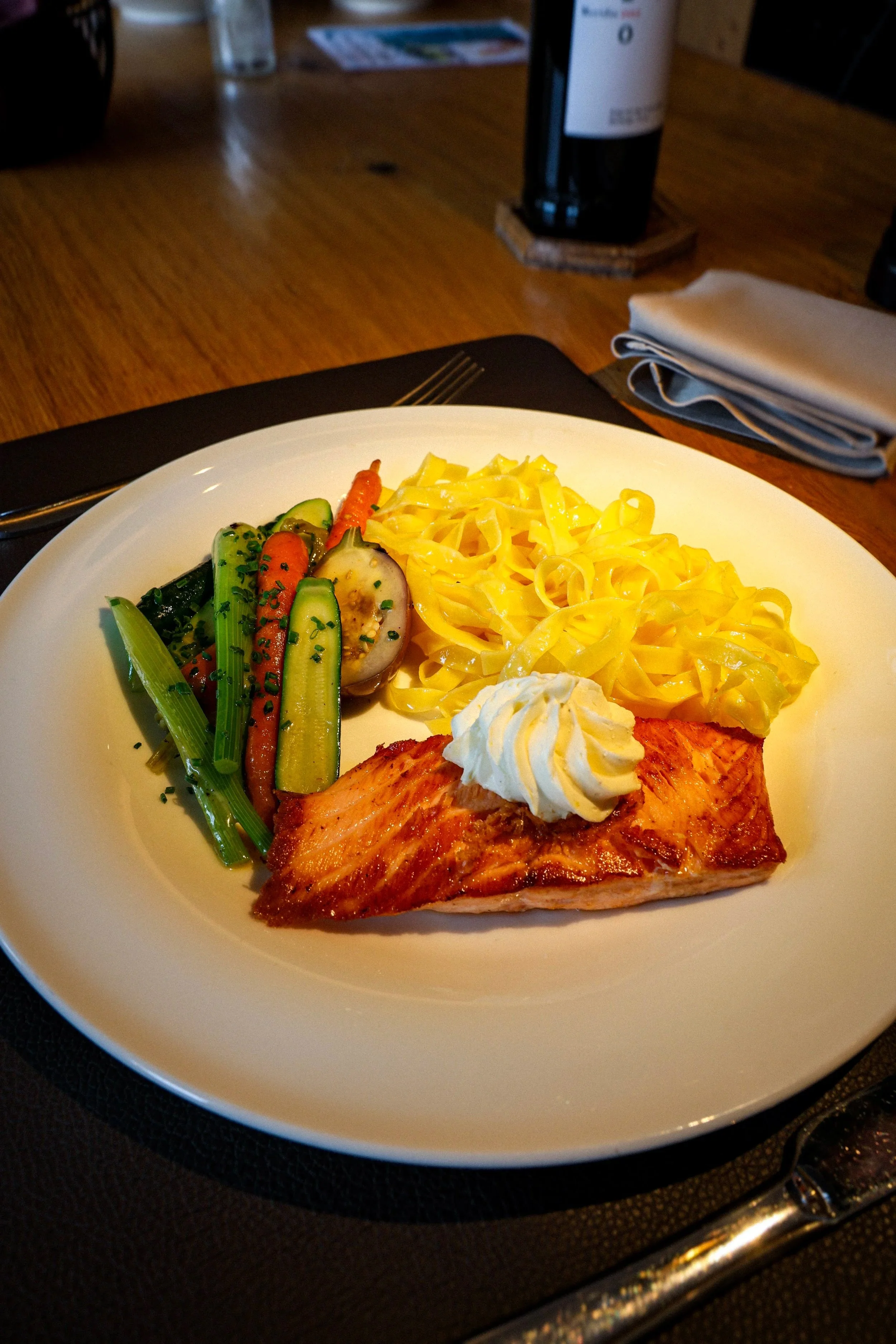 Sautierter Lachs mit Zitronenbutter