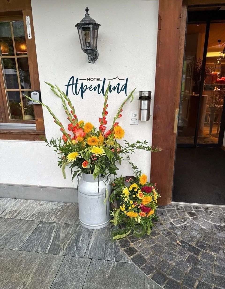 Eingang Hotel Alpenland.jpg