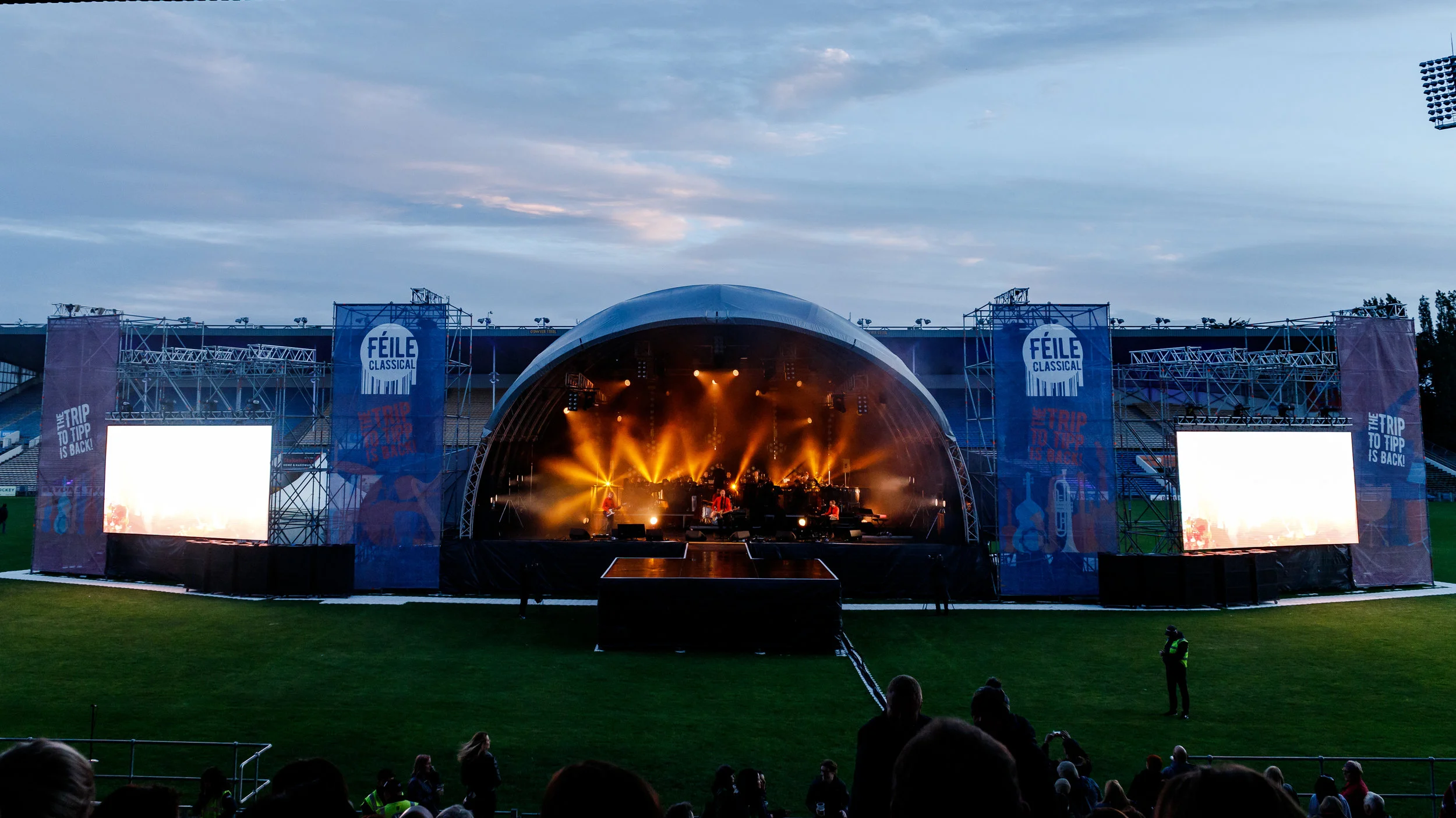 FC18CD franks full band main stage wide shot.jpg