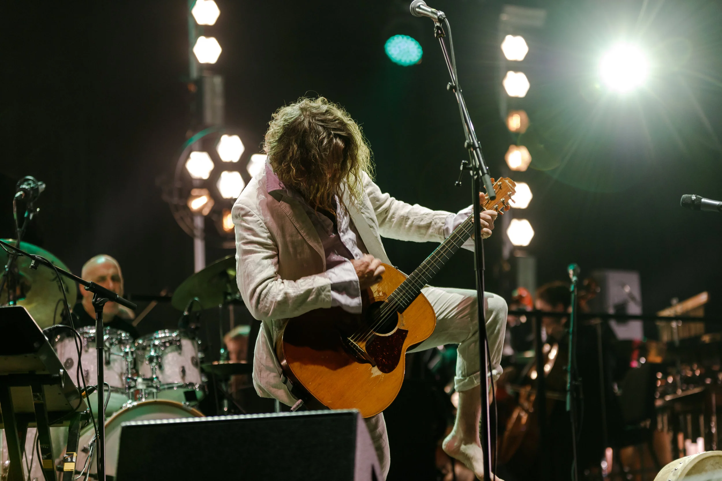FC18CD hothouseflowers liamomaonlai guitar close shot.jpg