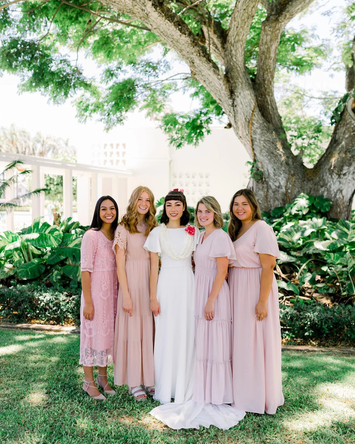 the most stunning bride + bridesmaids✨💗