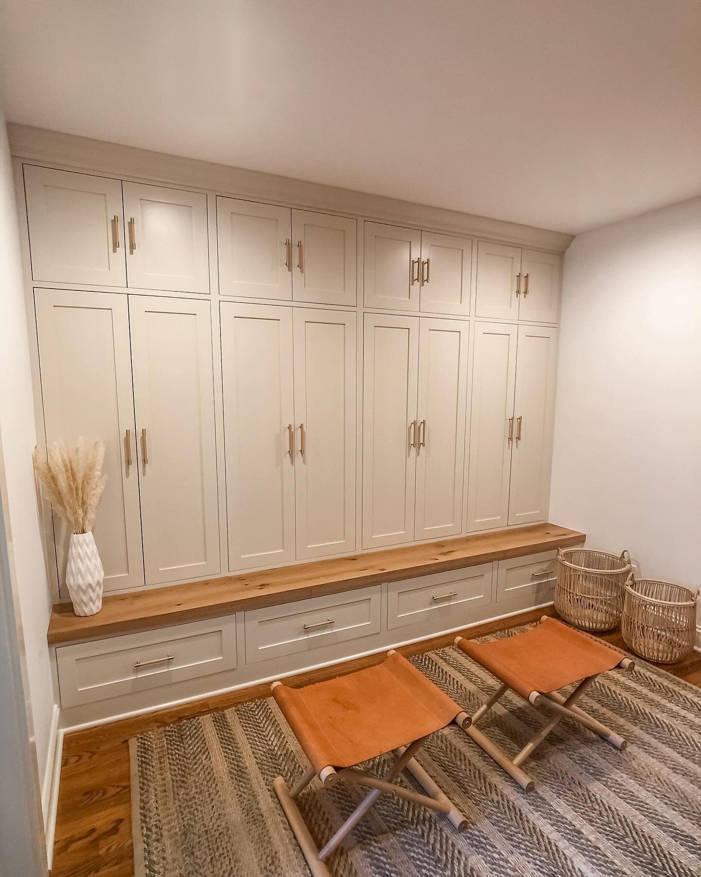 What Mudroom dreams are made of! 🧡 Built-ins instantly transform any small room into a highly functional &amp; beautiful space. #newantiquity