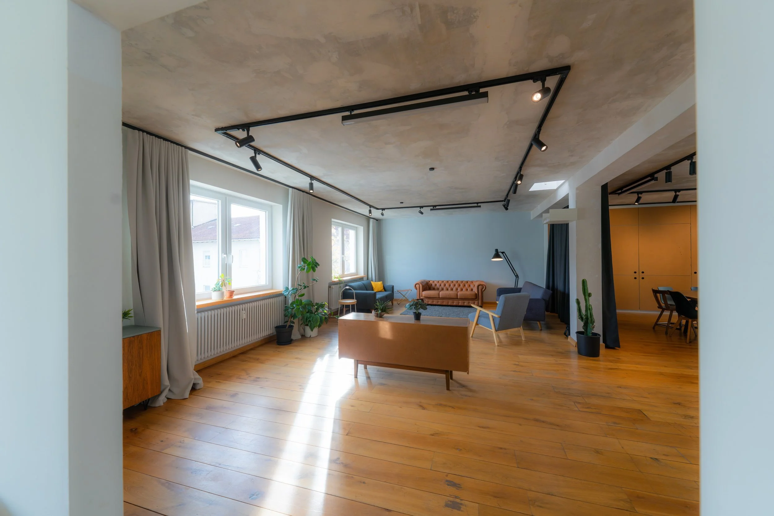 Chill-Lounge mit 3 großen Sofas