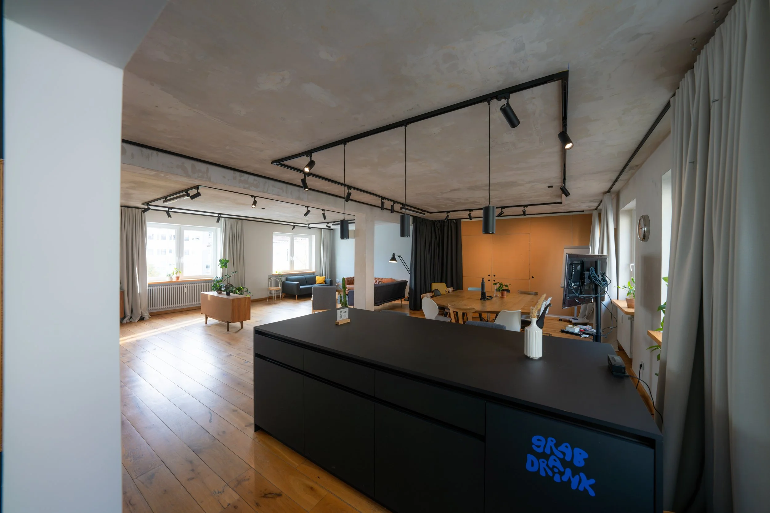 Blick von der Küche zum Tresen in den Raum 