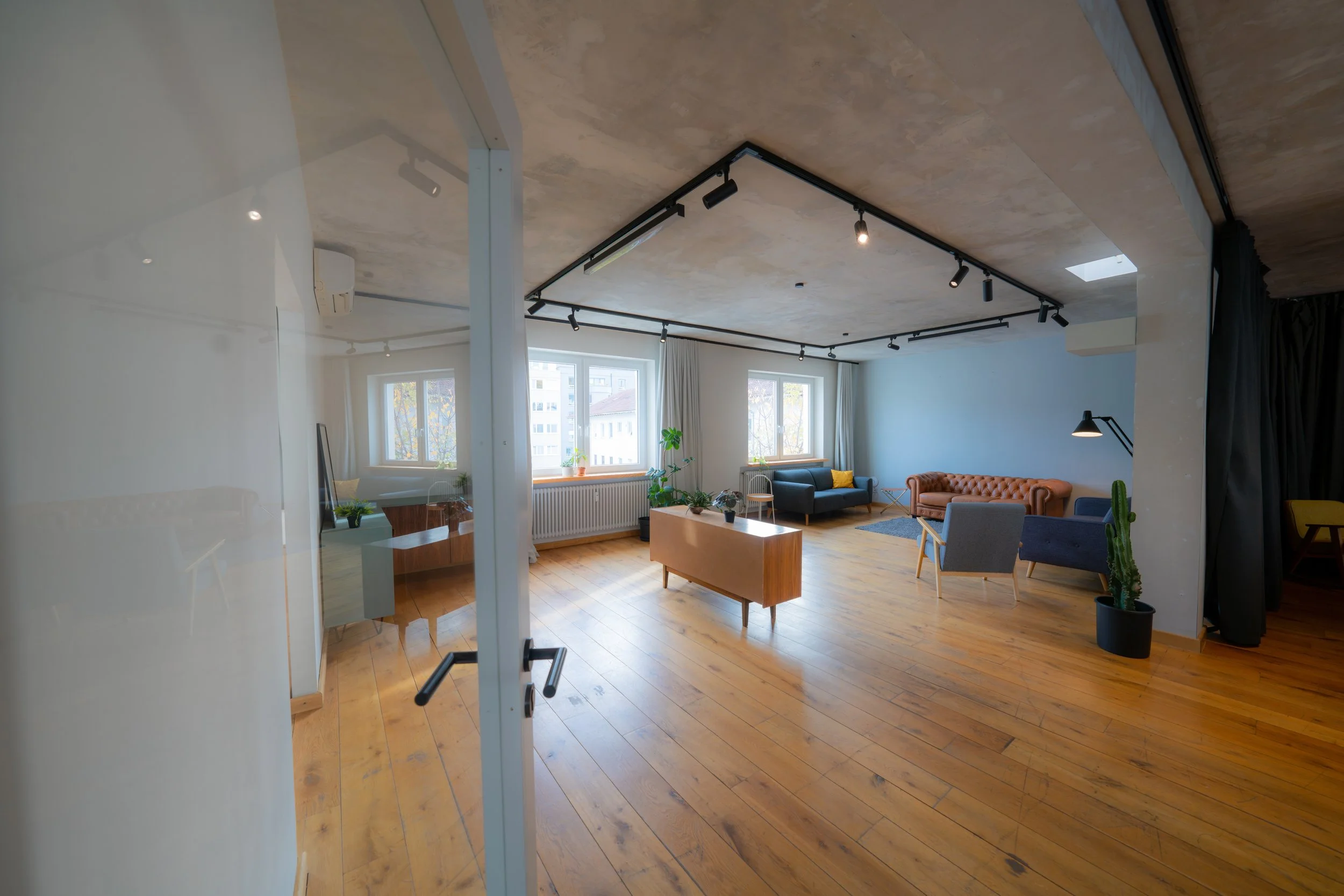 Blick auf die Chill-Lounge vom Eingang