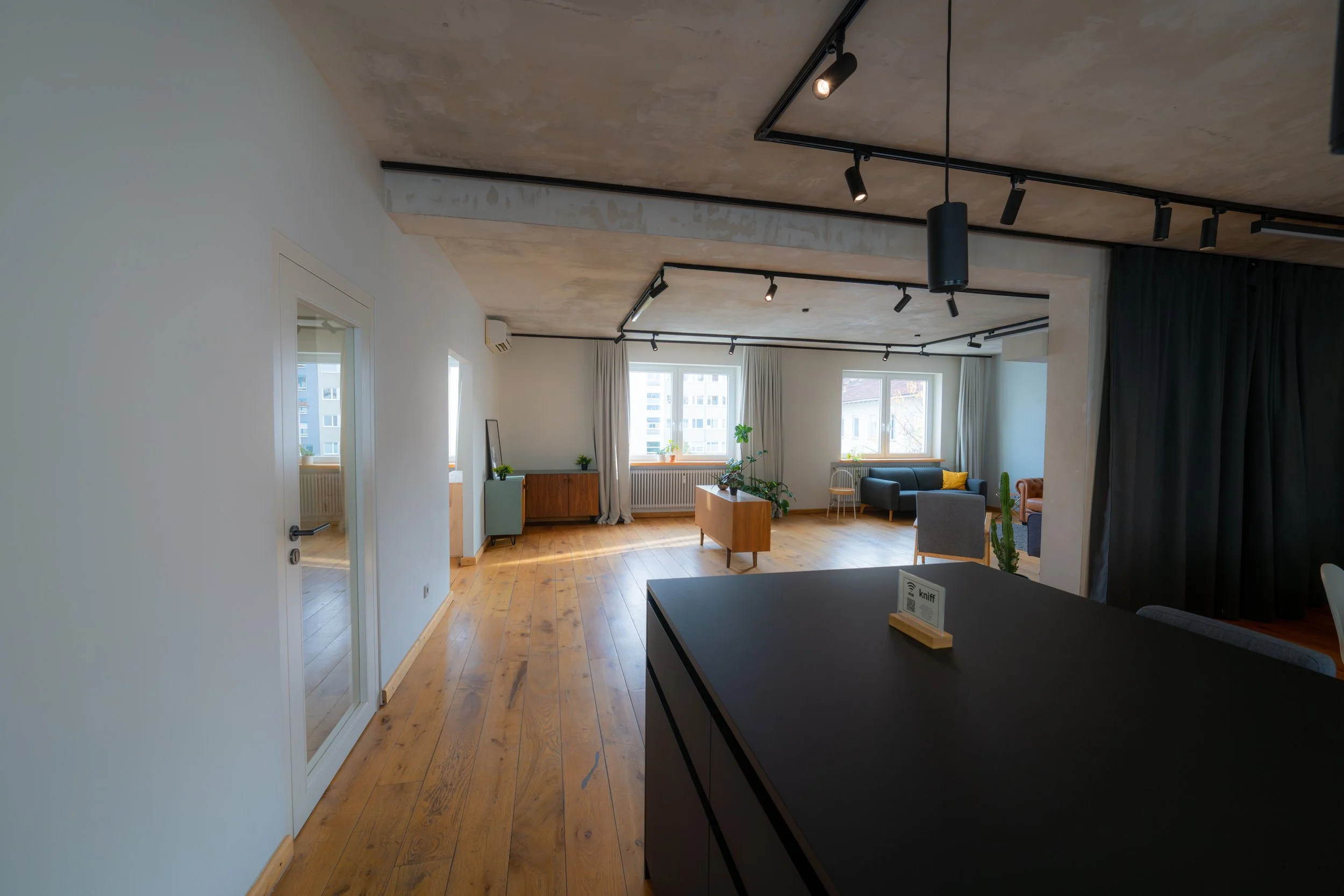 Blick auf die Chill-Lounge vom Tresen