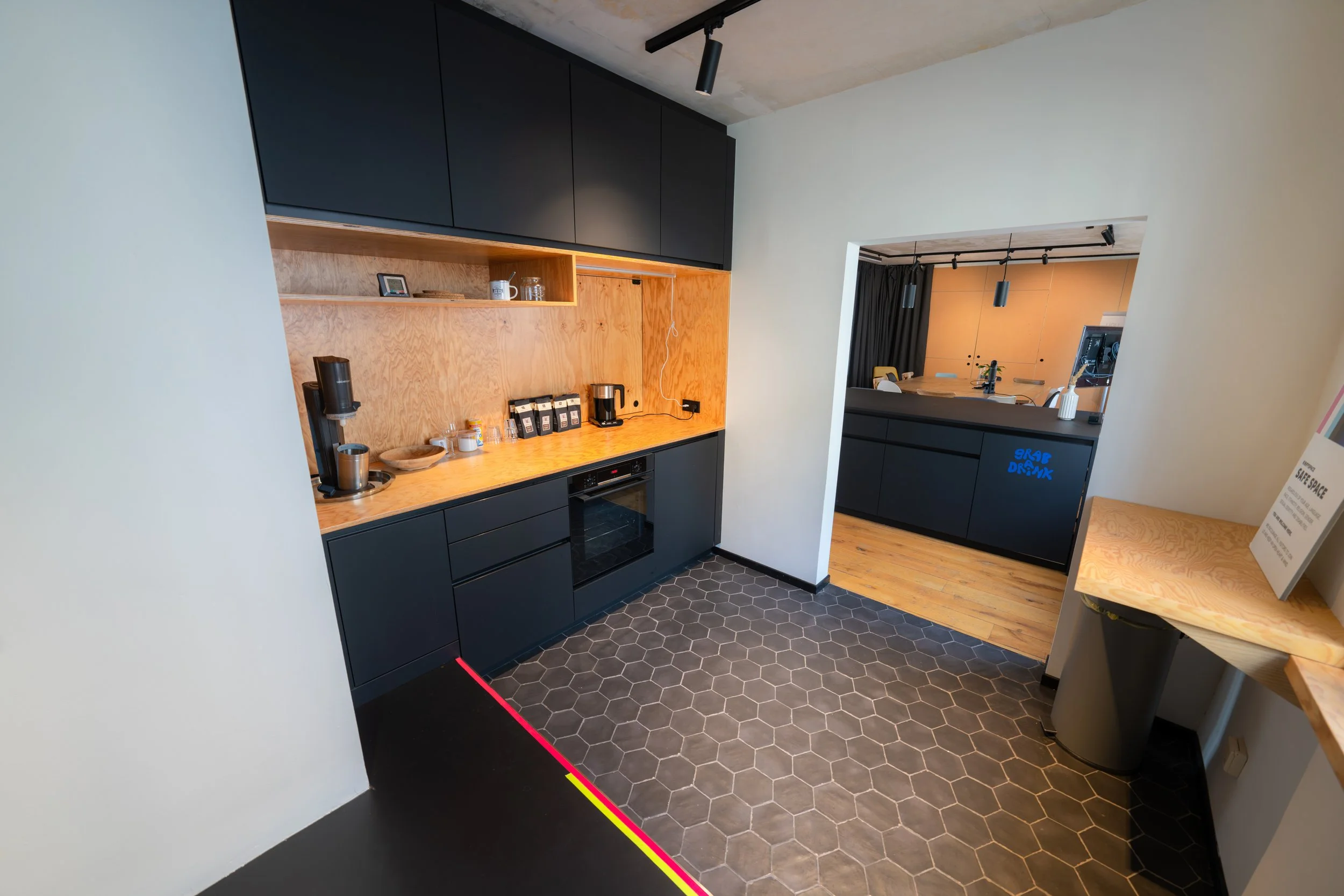 Küche mit Kühlschränken, Herd und Spülmaschine