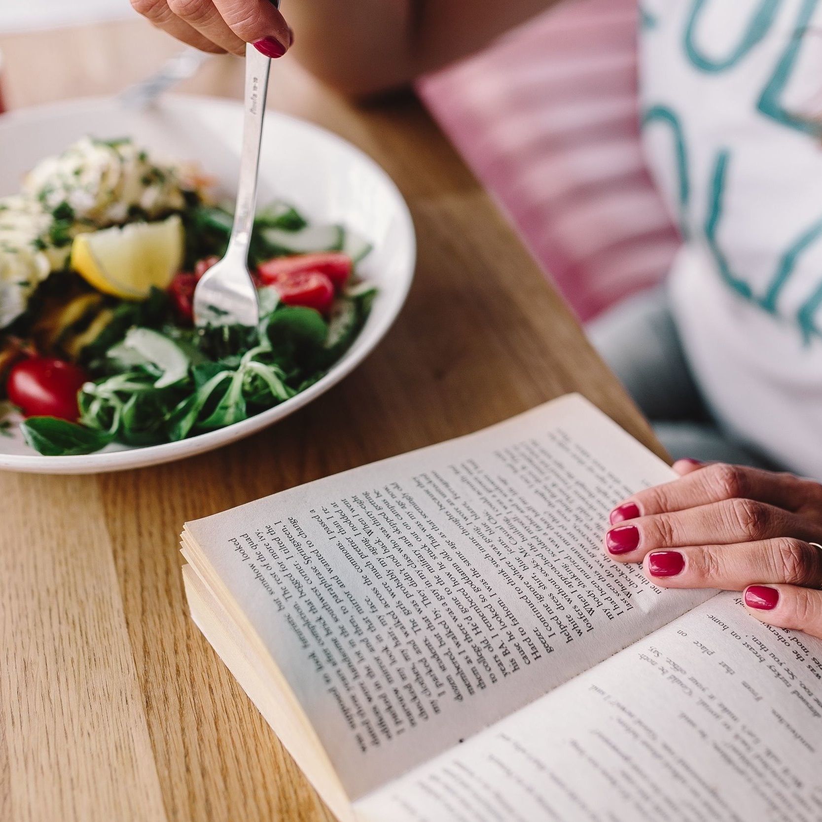 kaboompics_Woman+eating+breakfast+and+reading+a+book.jpg