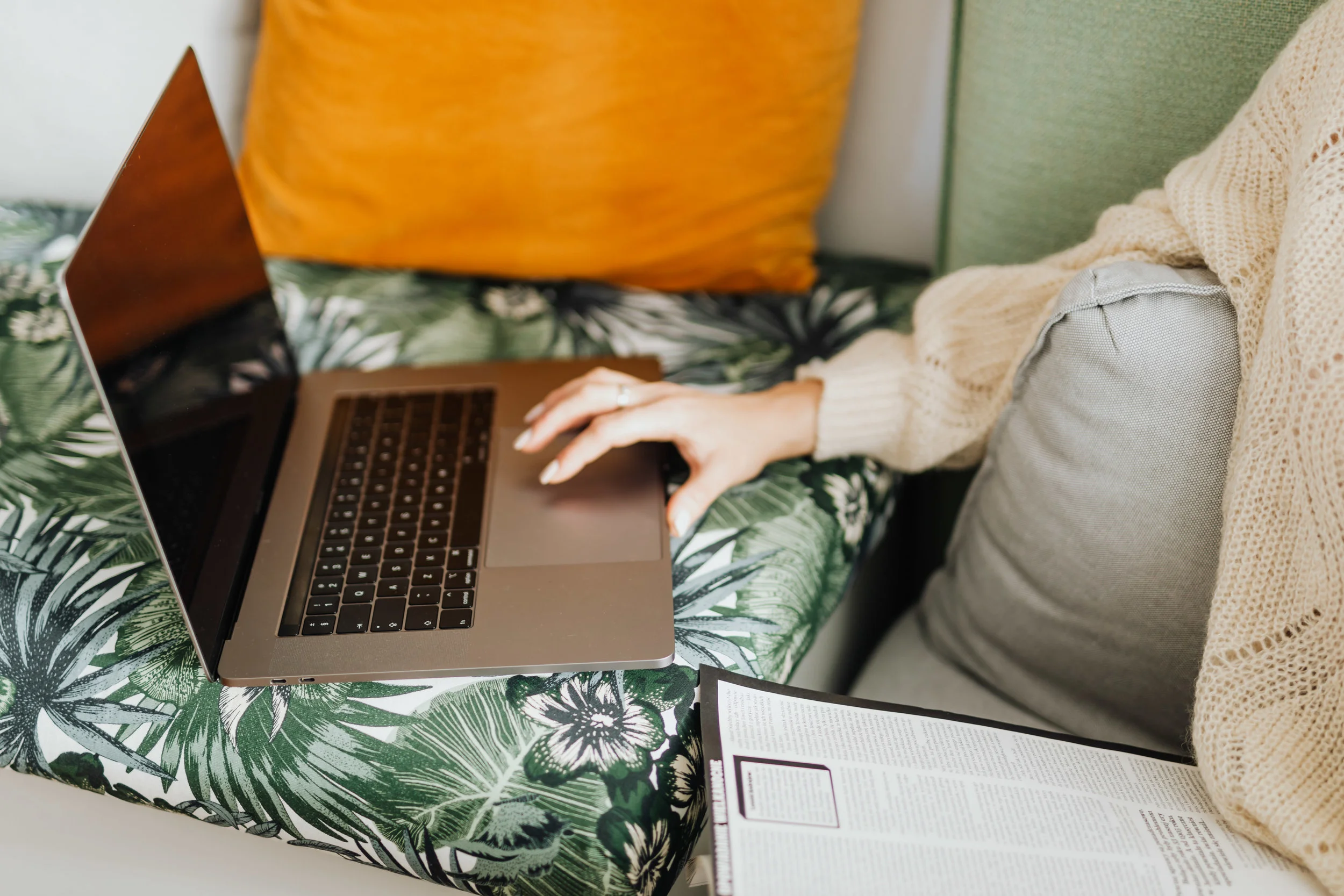 kaboompics_A woman who works with a laptop computer at home.jpg