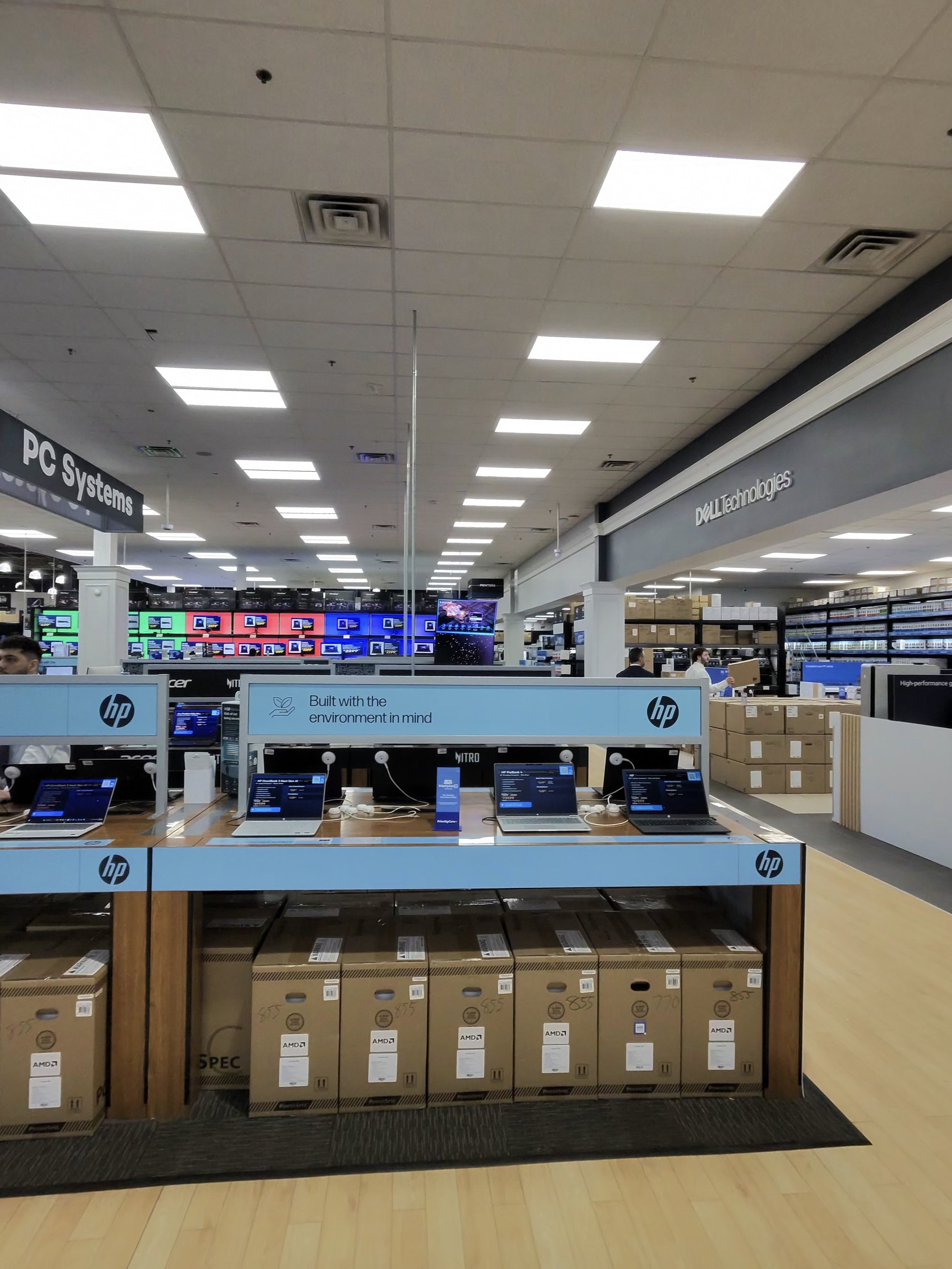 store layout photo-405_singular_display_fullPicture.jpg