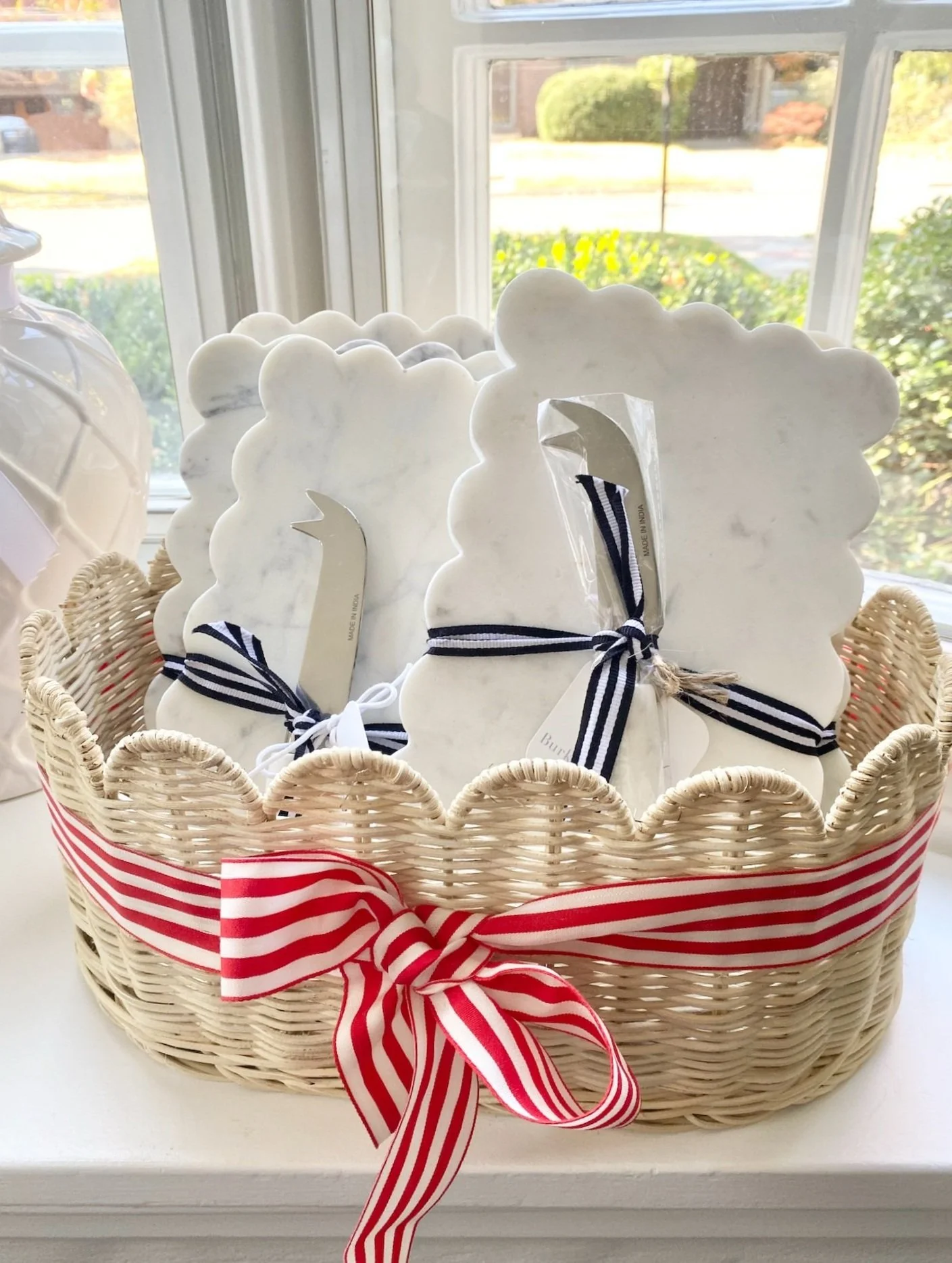 Marble Scalloped Cheese Board & Knife Set