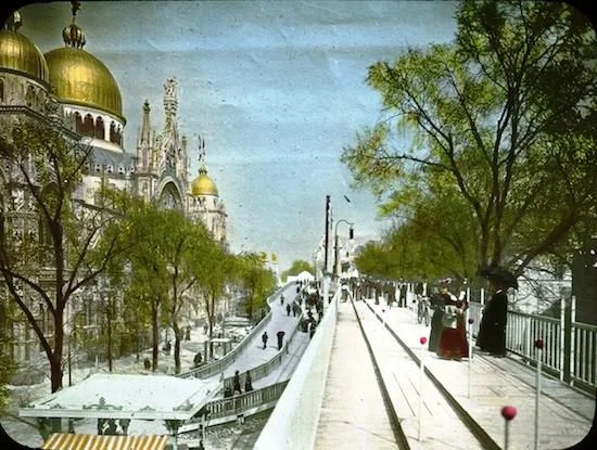 The 1900 Paris Expo’s moving sidewalk (right) with the Italian Pavilion (left) (Brooklyn Museum)