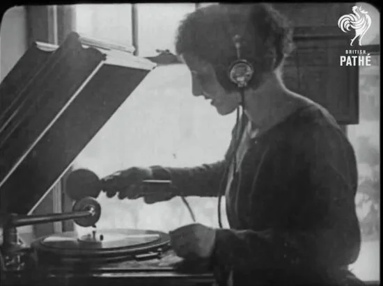 worlds-first-mobile-phone-dj-phonograph-sm.jpg