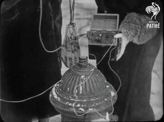 The crystal radio being grounded to a fire hydrant (British Pathe)