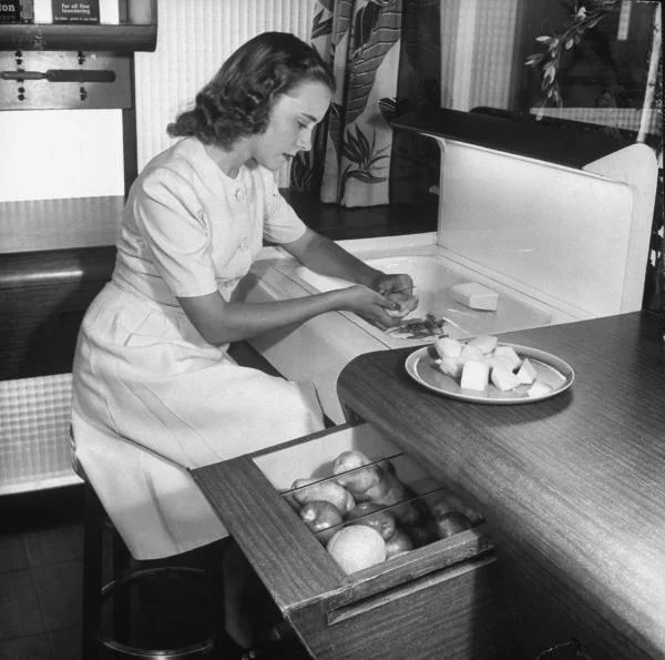 1943 vegetable drawer kitchen paleofuture.jpg