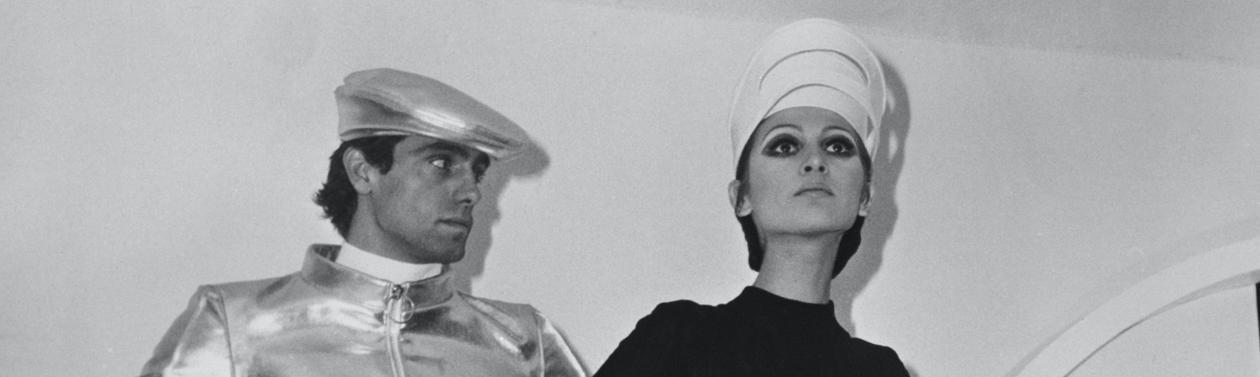 Photo De Presse Vintage – Bacall Et Delon – Parade Pierre Cardin 1968 – Tirage Argentique