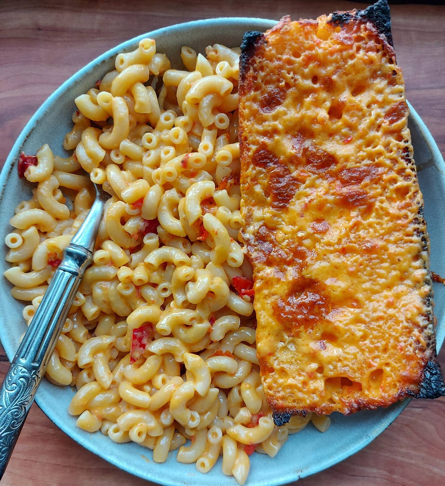 Pimento Cheese Mac n Cheese with Pimento Cheese Garlic Bread. Easiest week night dinner EVER.
#caviarofthesouth #pimentocheese 
.
.
.
.
.
#scratchmadedips #ifthisdipcouldtalk #mealideas #smallbatch #supportlocal #dips #spreads #vegetarian #glutenfree