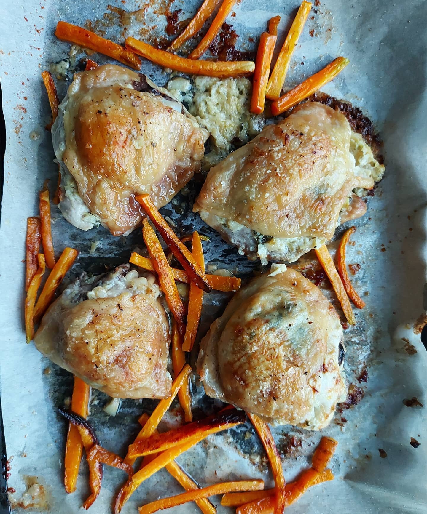 Roast Chicken Thighs stuffed with #ifthisdipcouldtalk Artichoke, Kale &amp; Parmesan dip with some Crispy Carrot Fries.
🥕🍟
*Place chicken on a baking tray with parchment. Tuck the dip underneath the skin of the thighs. I put 3 tbsp in each. Drizzle