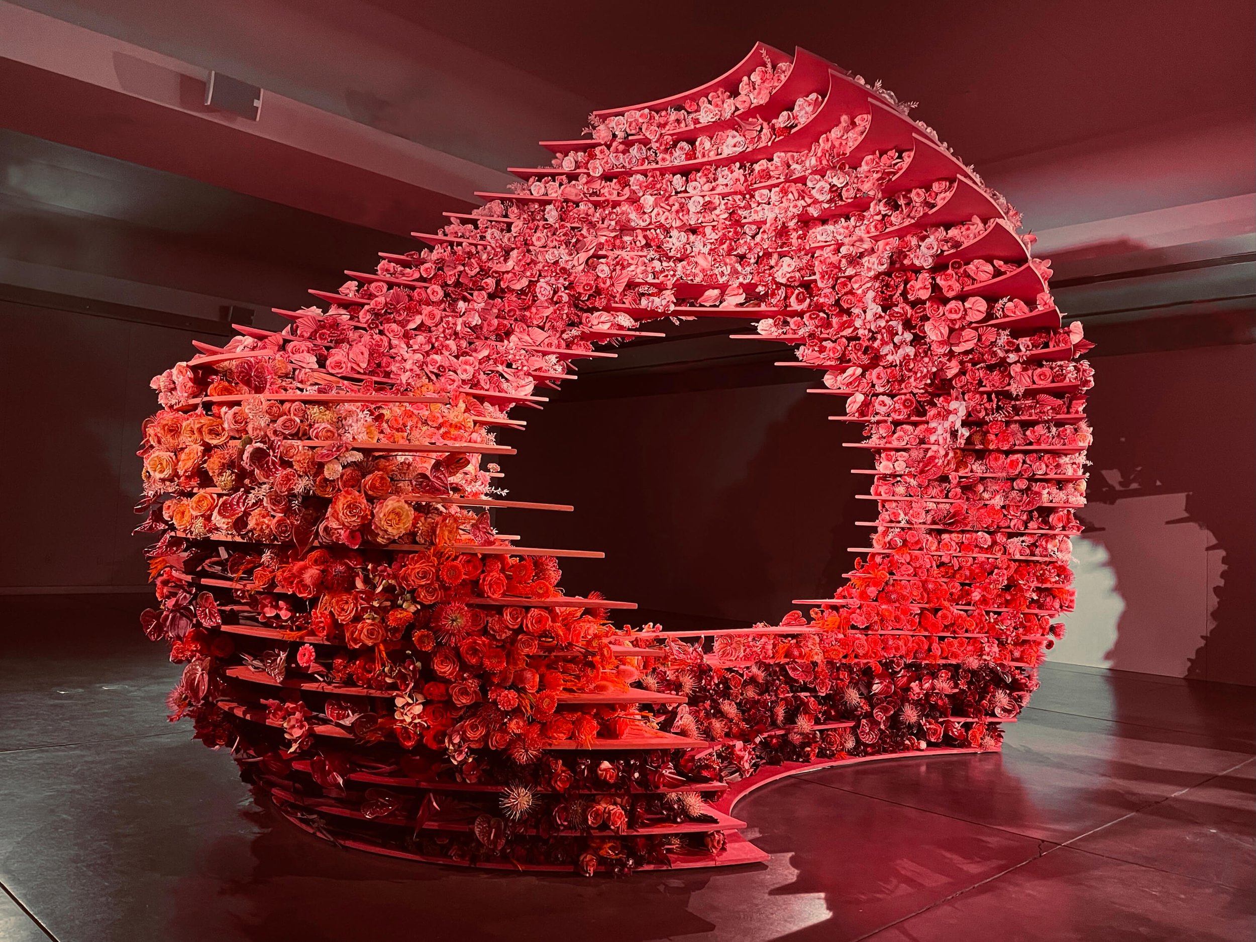 A colossal sculptural formation including more than 10,000 fresh-cut flowers, varying in size and texture, in an ombre palette inspired by the desert: terra cotta, orange, sand, pink, and blush.