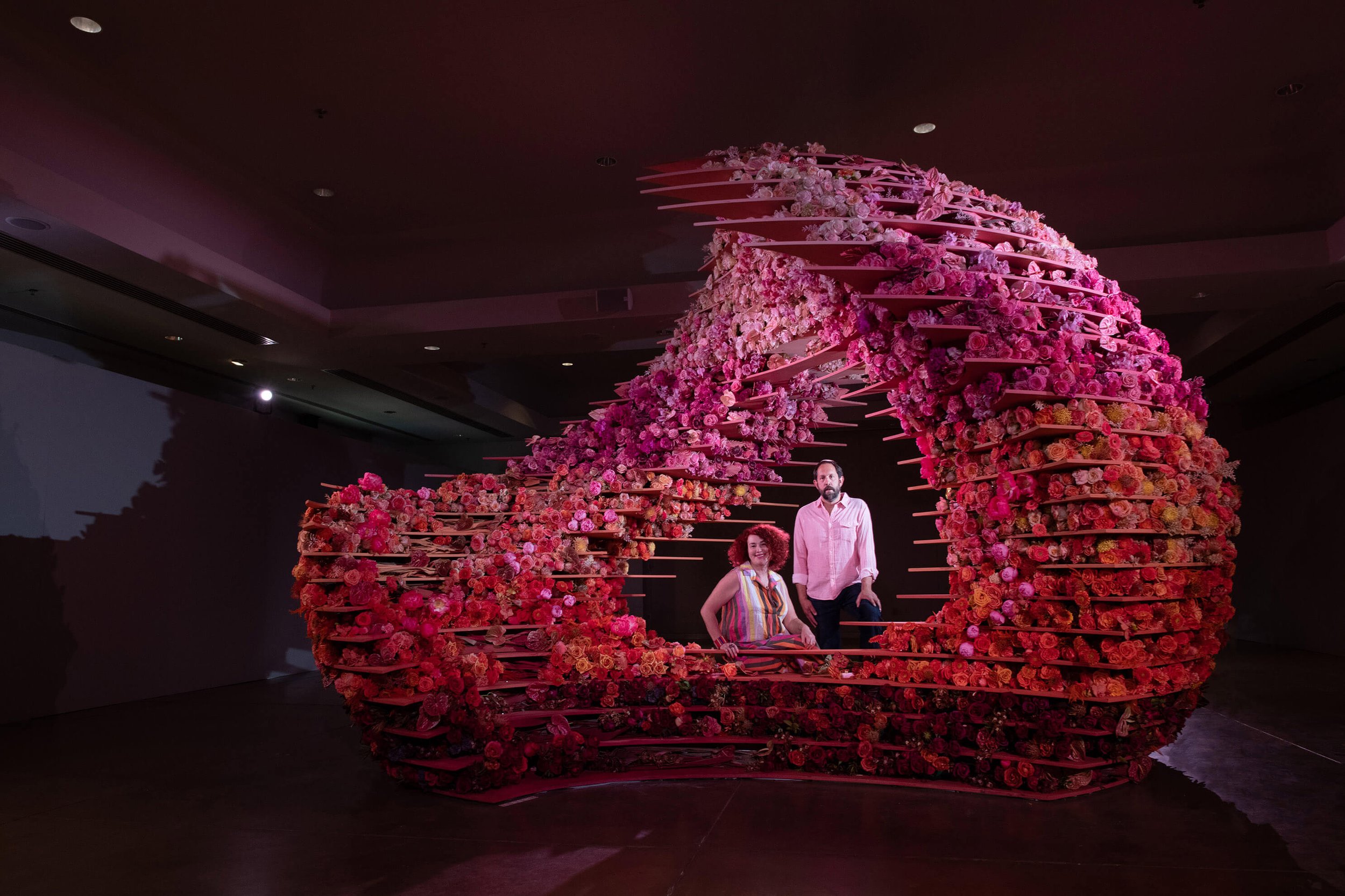 A colossal sculptural formation including more than 10,000 fresh-cut flowers, varying in size and texture, in an ombre palette inspired by the desert: terra cotta, orange, sand, pink, and blush.
