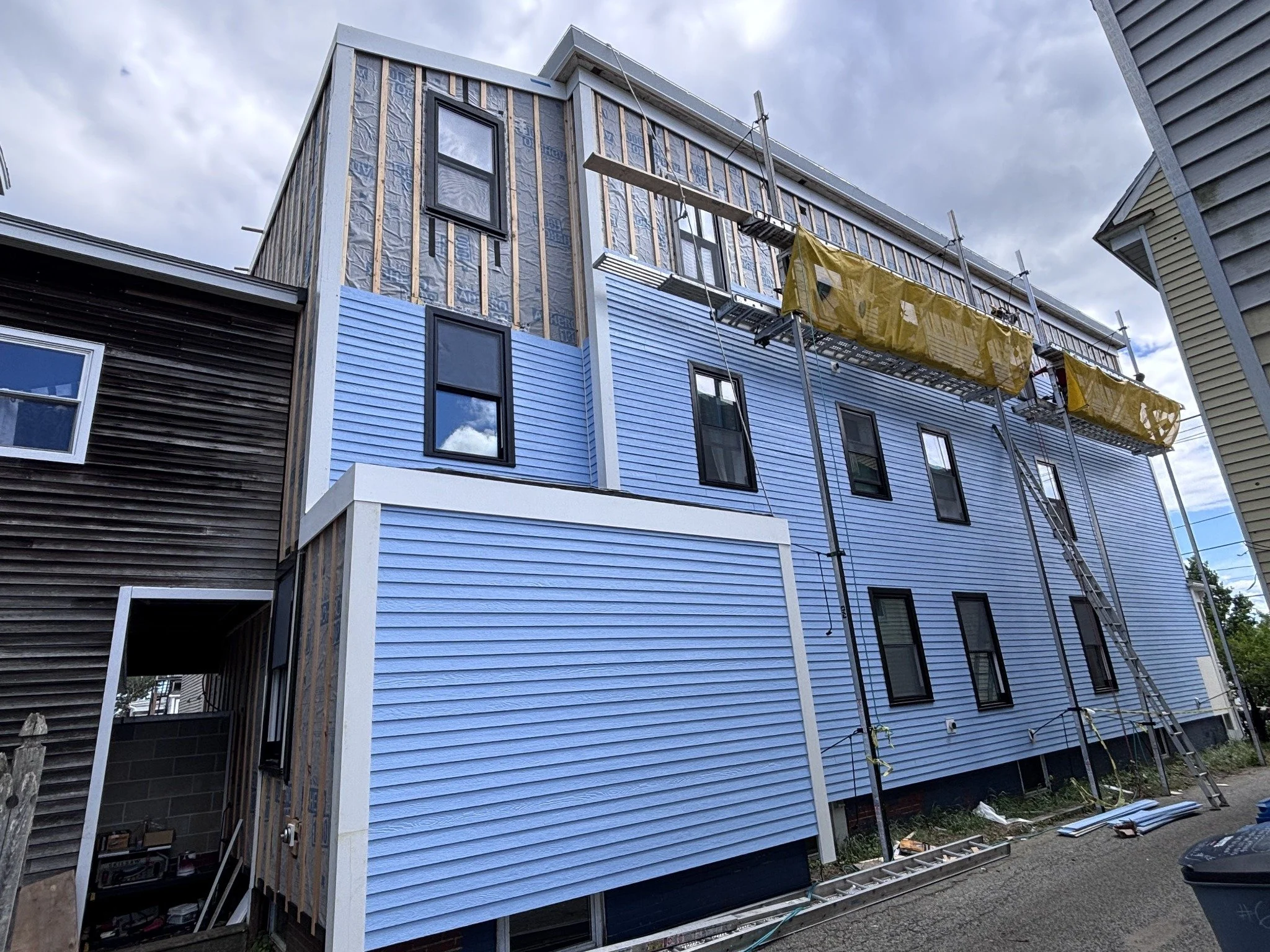 04 · Siding progresses toward the upper floor.