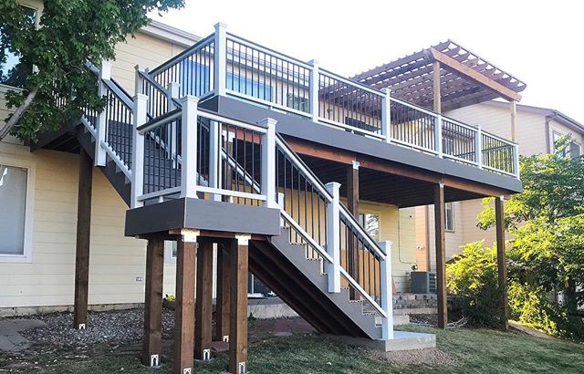 Beautiful decks like this are the best to go sit on with a hot drink &amp; enjoy these crisp fall mornings in Colorado! 🍂
&bull;
&bull;&bull;
&bull;&bull;&bull;
&bull;&bull;&bull;&bull;
&bull;&bull;&bull;
&bull;&bull;
&bull;
#timbertechdecking #trex