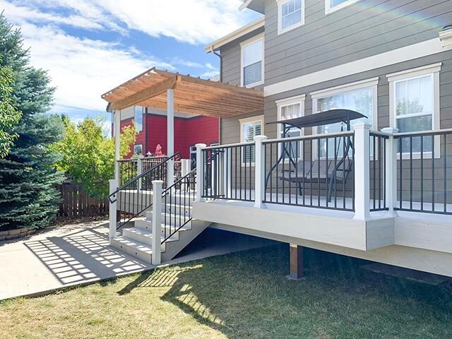 Love this shaded Timber Tech deck built this summer!
&bull;
&bull;&bull;
&bull;&bull;&bull;
&bull;&bull;&bull;&bull;
&bull;&bull;&bull;
&bull;&bull;
&bull;
#roughcedar #pergola #decks #timbertech #fortressrailing #sunshine #summer #alpinelumber 
#den