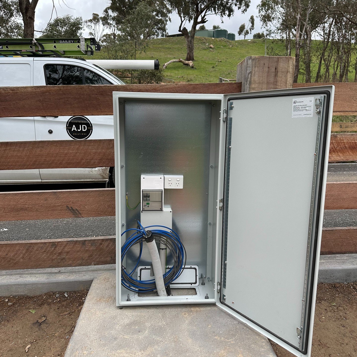 Power set up ready for a motorised gate installation. ⚡

#ajdelectricalsolutions #steelenclosures #motorisedgate #ruralvictoria #electricians