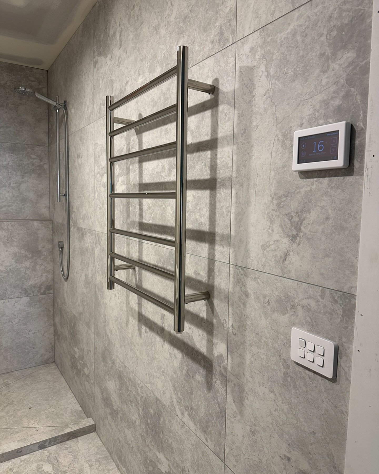 A bathroom with the lot at our Arthurs Seat project,🛁
➡️ Heated Flooring
➡️ Heated Towel Rail
➡️ LED Strip on a sensor 
➡️ Down lights 
➡️ High powered exhaust fan
➡️ Shaving cabinets with LED lights 
➡️ Clipsal iconic switches and GPO&rsquo;s 
More