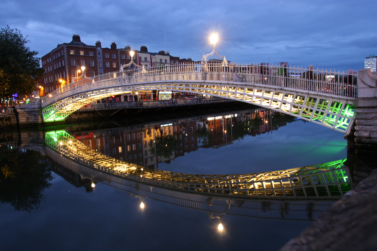 PIC-Ha-penny Bridge-in-Dublin.jpg