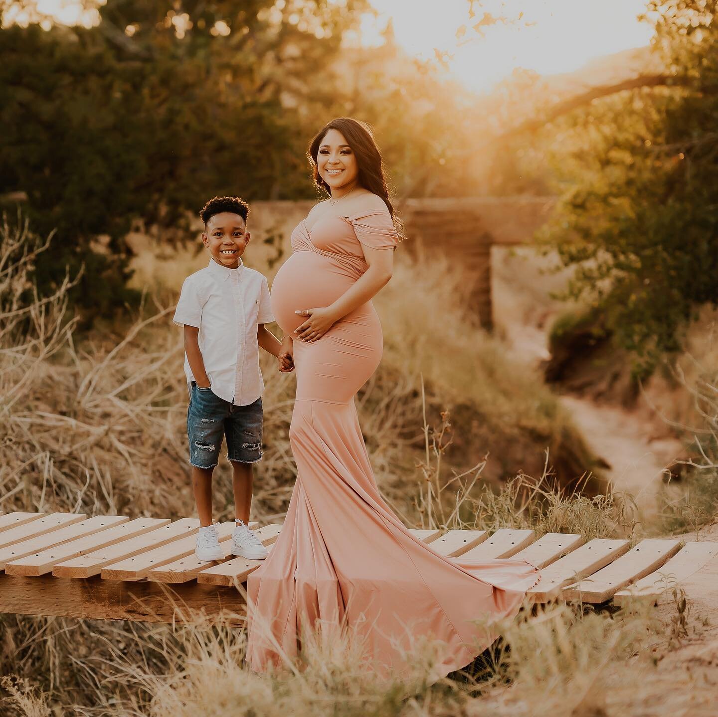 Reminiscing this beautiful session with @soarin.sequora in July in Palo Duro Canyon. Sequora chose these dresses from my maternity client closet, and I LOVE how it all came together to celebrate this moment while pregnant with her baby girl!😍