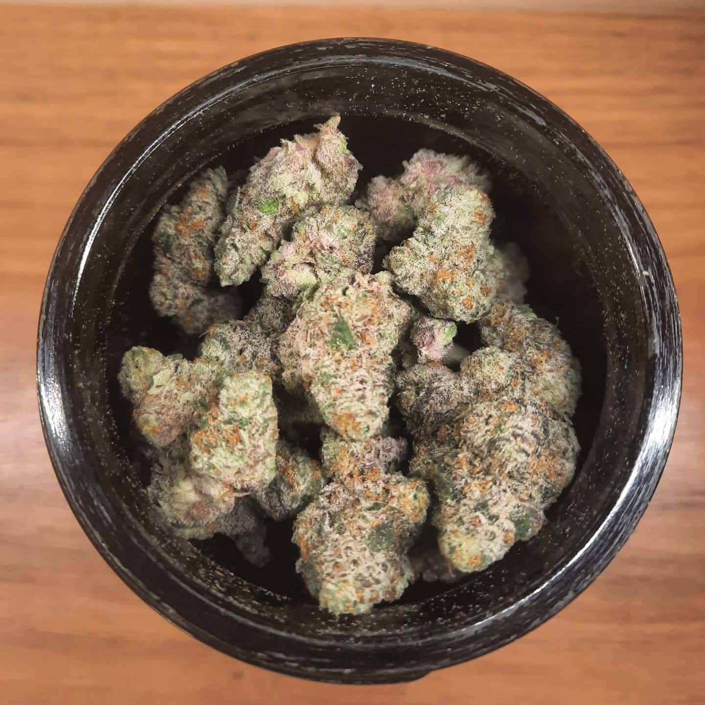 Get real nice and cozy with this GM-Sno by @theurbancanna 🧄❄️ This GMO x Blue Furry cross is one to bring out those warm, fuzzy feelings as you relax into the evening.
.
.
#groundupfarms #dispensarylife #keepyourselfgrounded #stayelevated  #oregonca