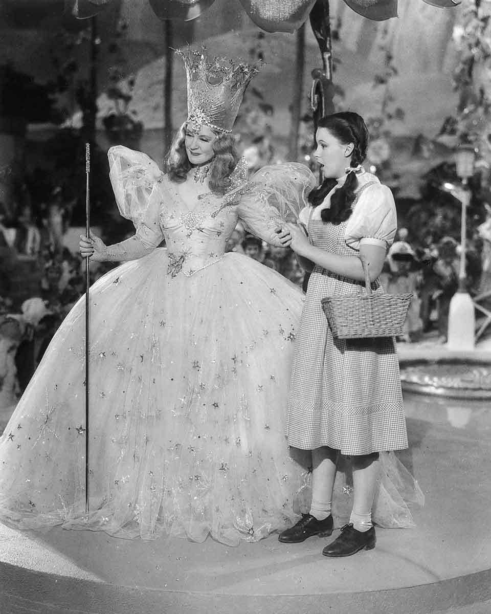 Billie_Burke_and_Judy_Garland_The_Wizard_of_Oz_(1939).jpg