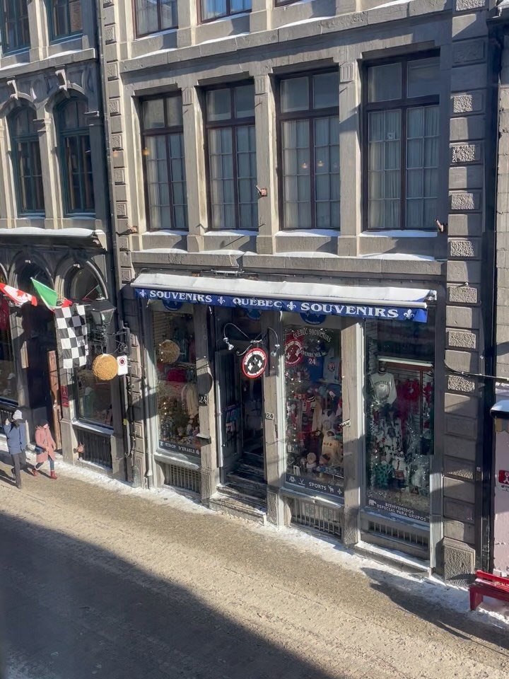 Celebrating in the Old Port at the charming @espacevieuxport 🎉 Congrats R&amp;C ❤️ #espacevieuxport #montrealweddingdj #boutiqueevents #oldportmontr&eacute;al