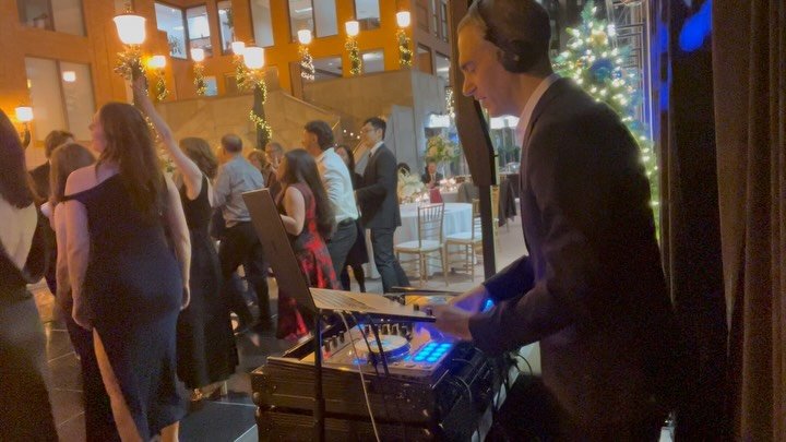 Some wonderful events to finish the year🙏 Lovely people, charming places and lots of dancing 🤩Wishing all of us a new year full of health, happiness and celebrations 🎉 #montrealweddingdj #boutique&eacute;vents #worldtradecentermtl #mcgillfacultycl