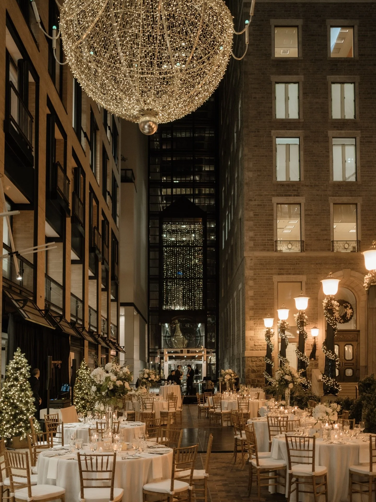 A magical evening at the beautiful World trade centre for C&amp;T&rsquo;s wedding 😍 📸@taniastrattiphoto #worldtradecentre #mtldj #boutiqueevents