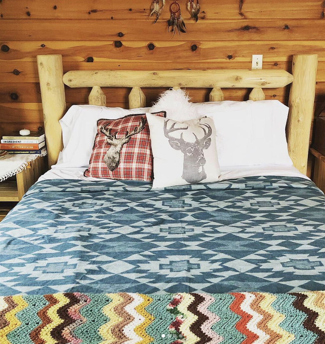 Deer Room In the main cabin. Accommodates two people. Shared Washrooms.